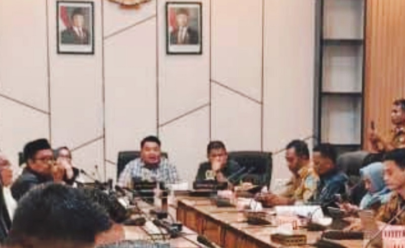  Wakil Ketua I DPRD Banggai Kepulauan (Bangkep), Rusdin Sinaling, menghadiri Rapat Dengar Pendapat (RDP) di DPRD Provinsi Sulawesi Tengah, Selasa (28/4/2026).