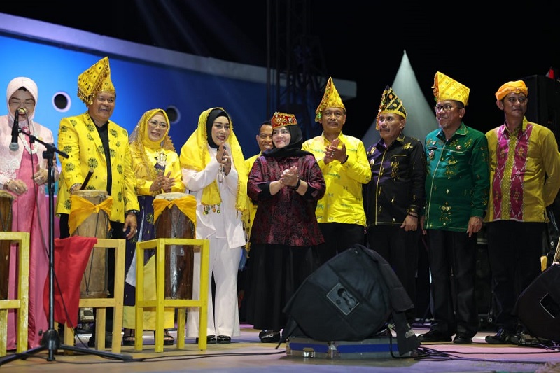 Wakil Bupati Tojo Una- Una, Hj. Surya Lapasiri saat menghadiri Festival Teluk Tomini  di Kabupaten Parigi Moutong, Sabtu (25/4/2026).