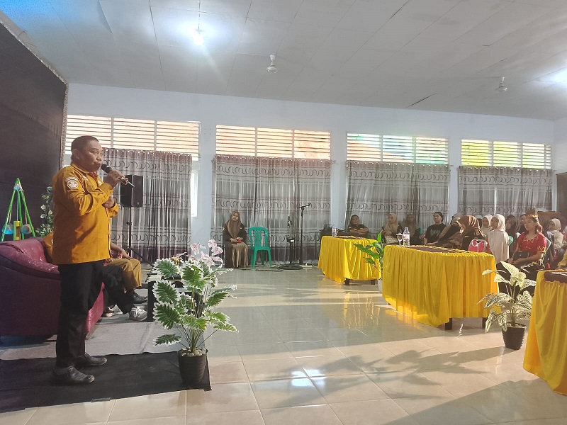 Ketua Panitia FLS3N Kabupaten Tojo Una-Un, H. Rusdi, S.Pd, M.Pd saat memberikan sambutan pada penutupan kegiatan Lomba FLS3N, di SMK Negeri 1 Ampana Kota, Selasa (28/4) sore.