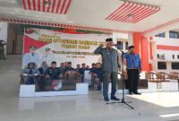 Sekda Tojo Una-Una, Alfian Matajeng saat memimpin upacara Otda ke-30 dihalaman Kantor Bupati setempat, Senin (27/4/2026).