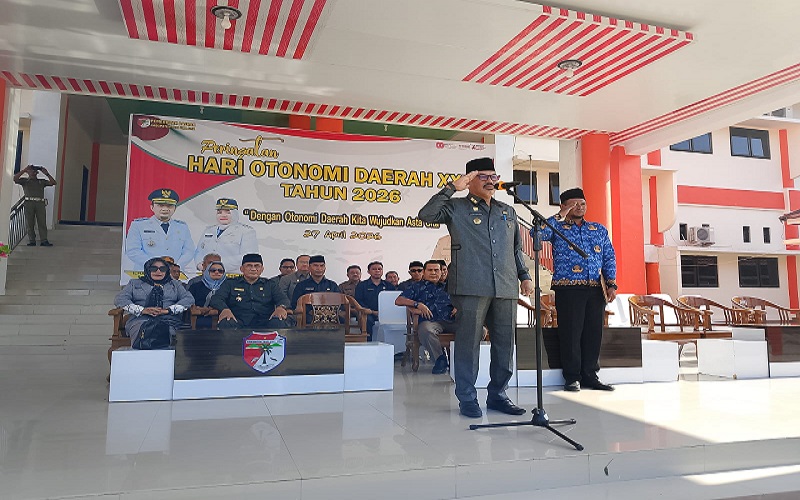 Sekda Tojo Una-Una, Alfian Matajeng saat memimpin upacara Otda ke-30 dihalaman Kantor Bupati setempat, Senin (27/4/2026).