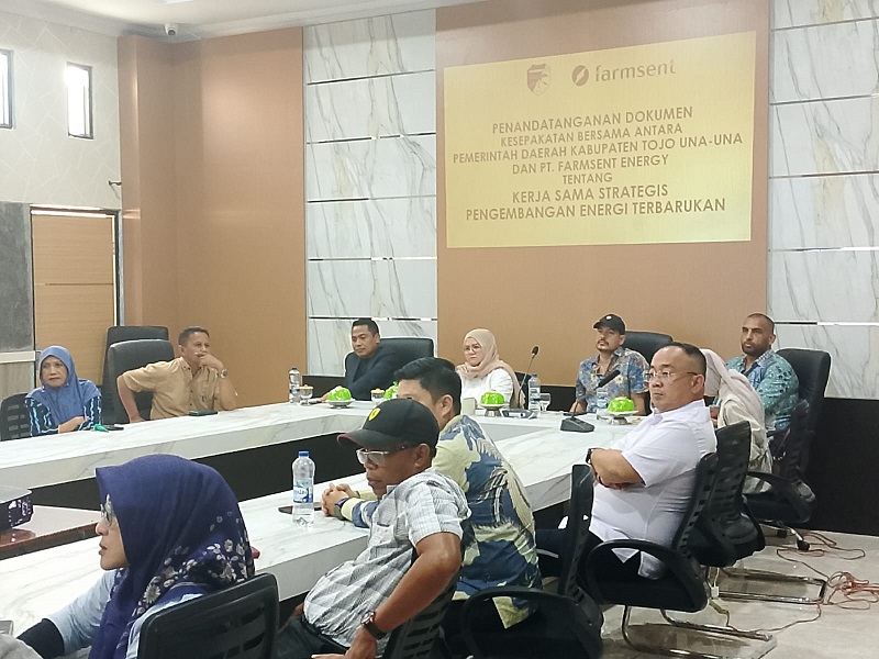 Investor Dubai bersama Kepala Perusda Tojo Una-Una, Syaiful Wahid, dan Wakil Ketua DPRD Jafar M. Amin, didampingi inisiator PT Farmsent Energi Saleh Ramli, tiba di Kantor Bupati usai meninjau destinasi wisata Ahad (19/4/2026) sekitar pukul 12.30 WITA.
