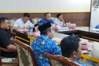 Sekda Banggai Kepulauan, Muh. Aris Susanto, memimpin rapat Forum Komunikasi dan Forum Kemitraan dalam rangka peningkatan pemahaman program Jaminan Kesehatan Nasional-Kartu Indonesia Sehat (JKN-KIS), Senin (27/4/2026).