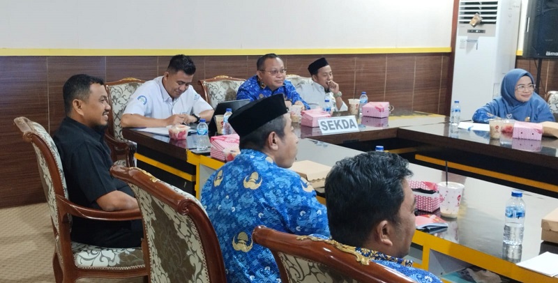 Sekda Banggai Kepulauan, Muh. Aris Susanto, memimpin rapat Forum Komunikasi dan Forum Kemitraan dalam rangka peningkatan pemahaman program Jaminan Kesehatan Nasional-Kartu Indonesia Sehat (JKN-KIS), Senin (27/4/2026).
