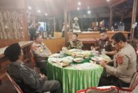 Kapolda Sulteng Irjen Pol. Dr. Endi Sutendi, S.I.K, M.H., Bupati Tojo Una-Una, Ilham Lawidu, Kajari Touna, Dr. Rizky Fachrurrozi, Ketua DPRD Touna, Gusnar A Suleman, dan Dirreskrimsus Kombes Pol. Suratno saat berdiskusi seuasan makan malam di Marina Cottage Ampana, Kamis  (9/4/2026).