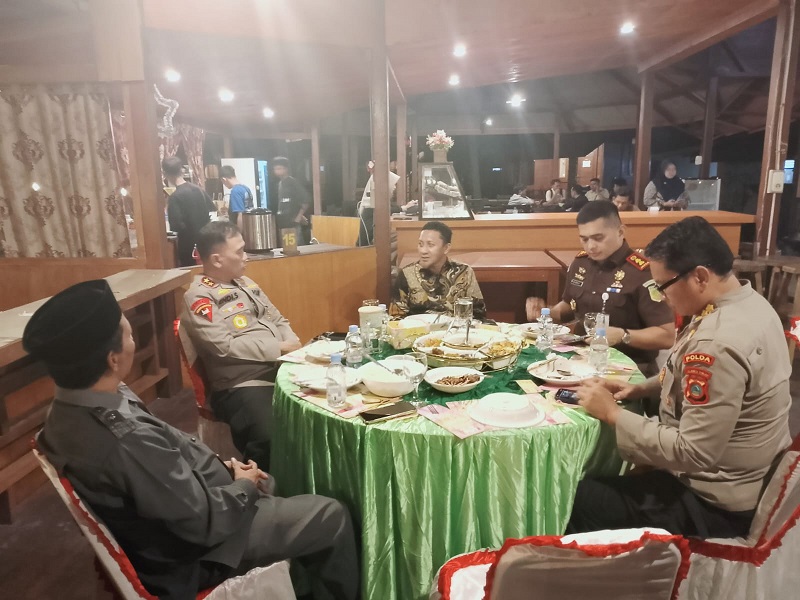 Kapolda Sulteng Irjen Pol. Dr. Endi Sutendi, S.I.K, M.H., Bupati Tojo Una-Una, Ilham Lawidu, Kajari Touna, Dr. Rizky Fachrurrozi, Ketua DPRD Touna, Gusnar A Suleman, dan Dirreskrimsus Kombes Pol. Suratno saat berdiskusi seuasan makan malam di Marina Cottage Ampana, Kamis  (9/4/2026).