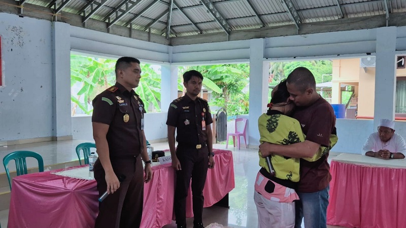 Proses perdamaian perkara KDRT melalui mekanisme keadilan restoratif di Rumah Restorative Justice Kejaksaan Negeri Tojo Una-Una, Desa Sabulira Toba, Senin (6/4/2026) lalu, disaksikan langsung Kepala Kejari Rizky Fahrurrozi bersama Kepala Seksi Tindak Pidana Umum Ade Candra Kirana Damanik. (ist)
