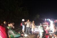 Personel Polsek Ulubongka saat mengatur Arus Lalulintas di lokasih longsor Desa Tampanombo, Jumat (3/4/2026) malam.