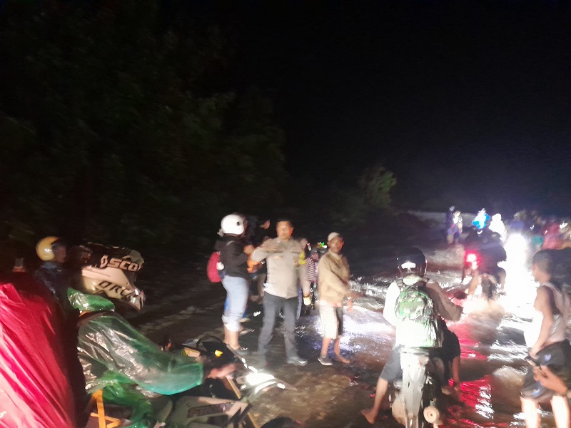 Personel Polsek Ulubongka saat mengatur Arus Lalulintas di lokasih longsor Desa Tampanombo, Jumat (3/4/2026) malam.