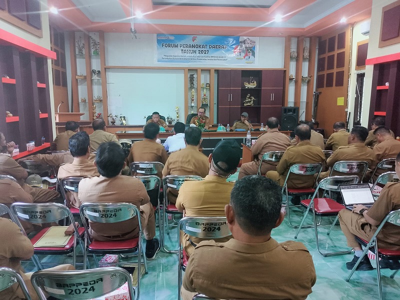 Suasana Forum koordinasi pimpinan OPD dan para Camat untuk membahas hasil Musrembang tingkat Kecamatan di kantor Bapperinda Kabupaten Touna, Senin (6/4/2026).