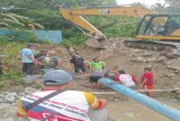erusahaan Daerah Air Minum (PDAM) Uetanah Tojo Una-Una melakukan perbaikan pipa distribusi air di Sungai Saluaba, Kecamatan Ampana Kota, Sabtu (18/4/2026).