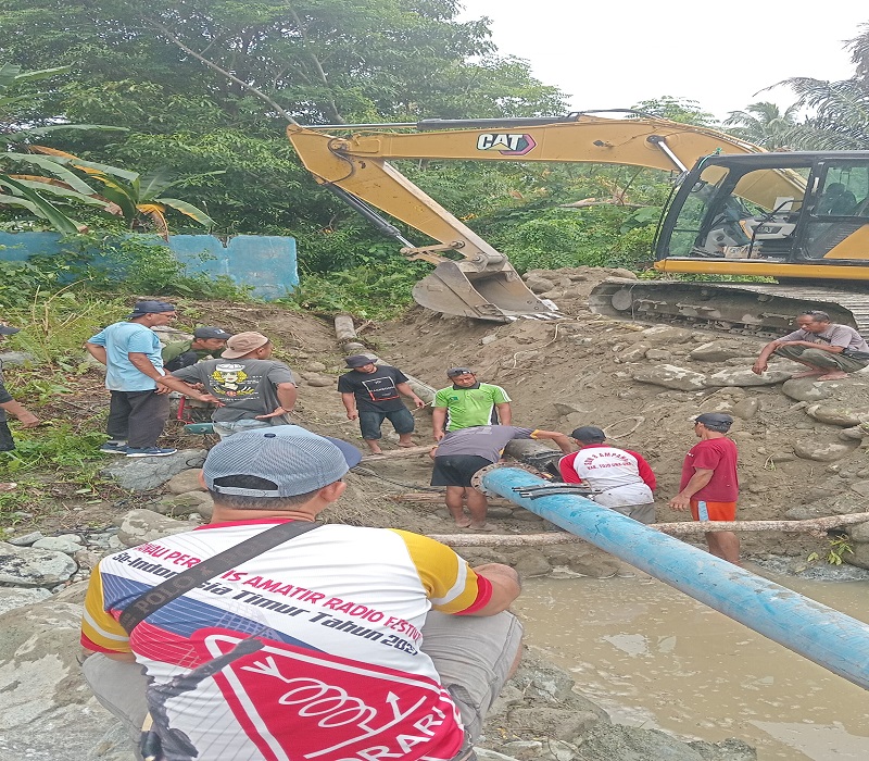 erusahaan Daerah Air Minum (PDAM) Uetanah Tojo Una-Una melakukan perbaikan pipa distribusi air di Sungai Saluaba, Kecamatan Ampana Kota, Sabtu (18/4/2026).