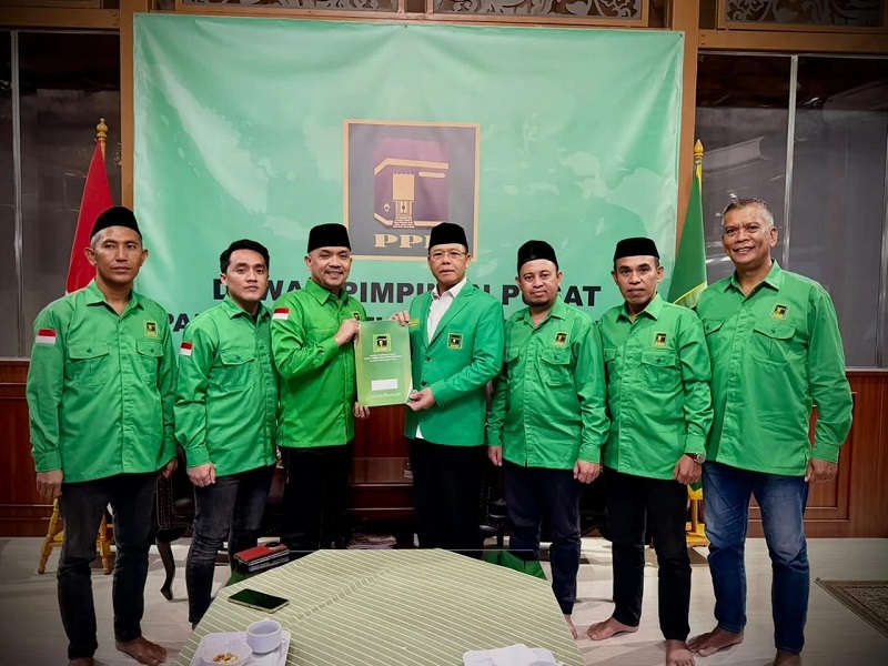 Ketua Umum Partai Persatuan Pembangunan, Muhammad Mardiono, menyerahkan Surat Keputusan (SK) penetapan Ketua DPW PPP Sulawesi Tengah masa bakti 2026–2031 kepada Moh. Akbar Lembah di Jakarta, (16 April 2026).

