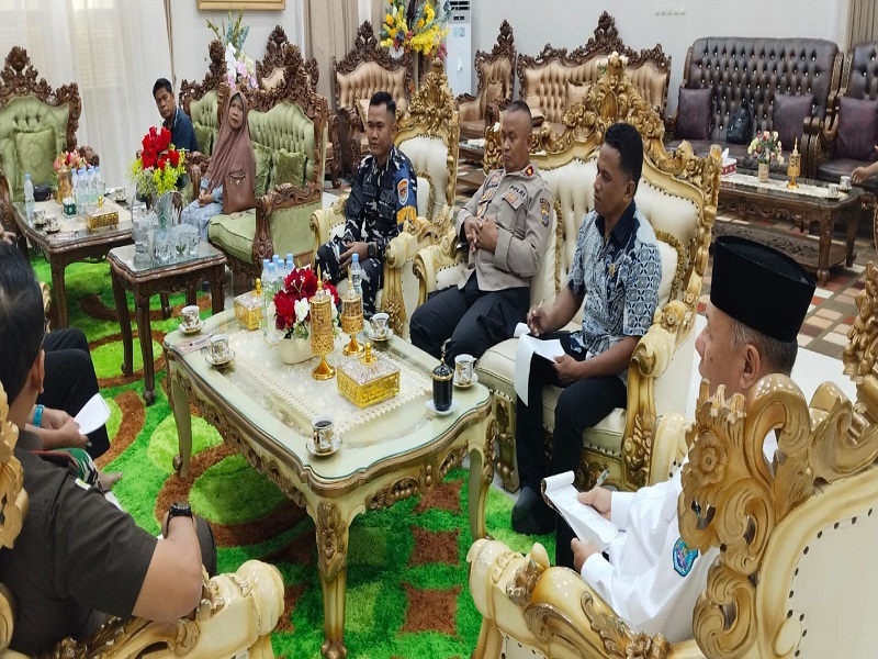 Bupati Banggai Kepulauan (Bangkep), Rusli Moidady, memimpin rapat koordinasi strategis di Rumah Jabatan Bupati, Rabu (22/4/2026). 