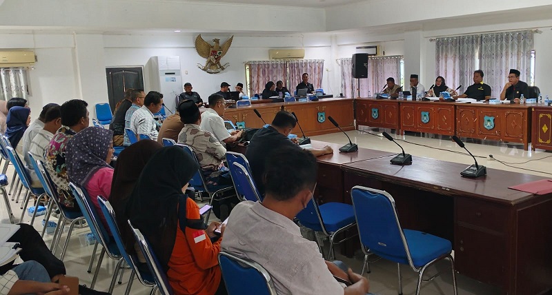 DPRD Banggai Kepulauan menggelar rapat pembahasan Rancangan Peraturan Daerah (Ramperda) perubahan Perda Nomor 7 Tahun 2024 tentang perubahan status Perseroan Terbatas (PT) Trikora Salakan menjadi Perseroan Daerah (Perusda) Salakan, yang dipimpin Sartun Landengo, SH. Dihadiri bersama Wakil Ketua DPRD H. Suhardin Sabalino, serta anggota DPRD Harianto L. Sadardi, SPd.I, Badrin Liato, SH, Hur Carlos Pouwano, STh, Sri Yeni, SE, Irwanto T. Bua, SH, dan Hamira Said, SE.
