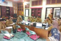 Kepala Dinas Ketanan Pangan, Hortikultura dan Peternakan Tojo Una-Una,Ir Albar Amir, Kepala Dinas Perkebunan Mahdi,S.P, dan Kadis Perindagkop Iwan Mohmad saat mengikuti forum koordinasi di kantor Bapperida Touna, Senin (6/4/2026).
