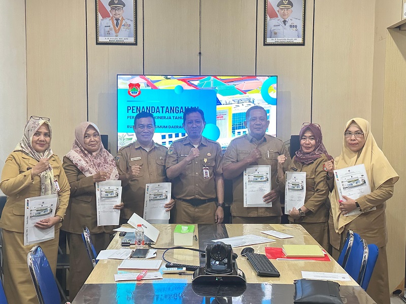  Direktur RSUD Luwuk, dr. Budiyanto Uda’a, Sp.KFR., M.Ked.Klin., menandatangani perjanjian kinerja bersama para kepala bagian (kabag) dan kepala bidang (kabid), Selasa (14/4/2026).