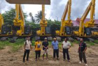Bupati Ilham Lawidu bersama Direktur PT. Agri Asia Abadi, Sutikno,    saat menijau Alat berat Ekskavator di kantor Desa Sumoli, Jumat sore (3/4/2026).