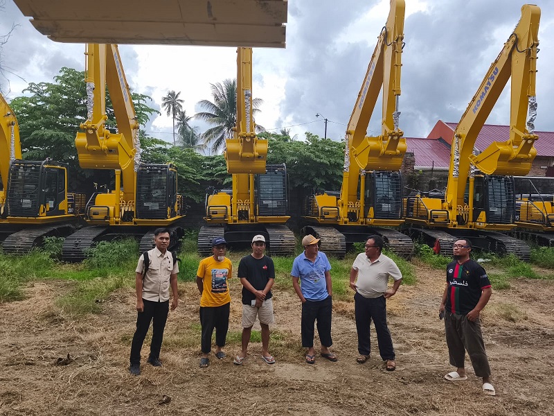 Bupati Ilham Lawidu bersama Direktur PT. Agri Asia Abadi, Sutikno,    saat menijau Alat berat Ekskavator di kantor Desa Sumoli, Jumat sore (3/4/2026).