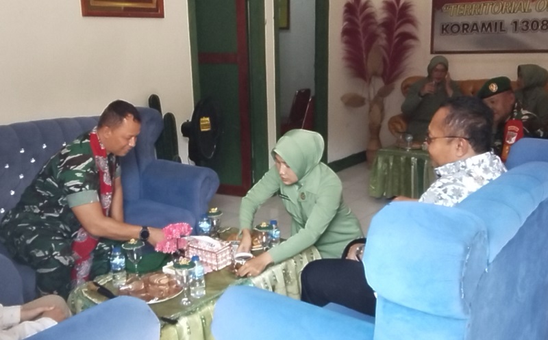 Sekretaris Daerah (Sekda) Banggai Kepulauan, Muh. Aris Susanto, S.E., M.E., mewakili Bupati menyambut hangat kunjungan silaturahmi Komandan Kodim (Dandim) 1308/Luwuk Banggai, Letkol Cepi Kartiwa, S.Pd., di wilayah Koramil 1308-11 Liang, Sabtu (25/4/2026).