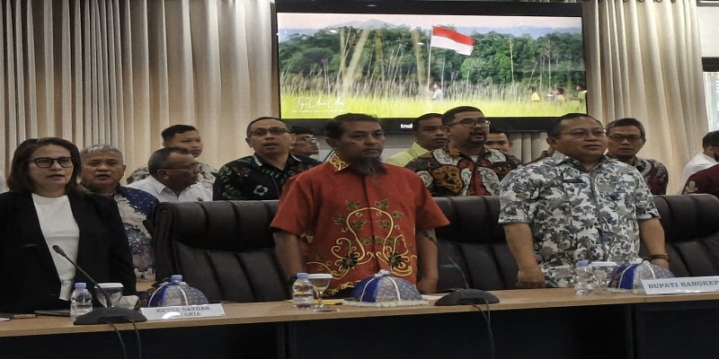Sekretaris Daerah (Sekda) Bangkep, Muh. Aris Susanto, S.E., M.E., saat mewakili Bupati dalam kunjungan kerja spesifik Komisi II DPR RI, di Lantai 3 Kantor Gubernur Sulawesi Tengah, Jumat (24/4/2026).
