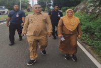 Sekretaris Daerah Banggai Kepulauan, Muh. Aris Susanto, SE, ME, mengajak ASN mengimplementasikan arahan Bupati terkait efisiensi BBM, Selasa sore (14/4/2026), Aris memilih berjalan kaki dari kantor menuju kediamannya.