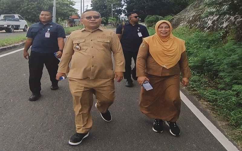  Sekretaris Daerah Banggai Kepulauan, Muh. Aris Susanto, SE, ME, mengajak ASN mengimplementasikan arahan Bupati terkait efisiensi BBM, Selasa sore (14/4/2026), Aris memilih berjalan kaki dari kantor menuju kediamannya.

