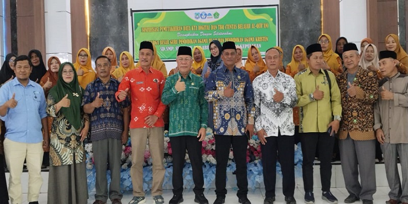 Bupati Banggai Kepulauan Rusli Moidady, membuka secara resmi kegiatan sosialisasi Kartu Tanda Anggota (KTA) Asosiasi Guru Pendidikan Agama Islam Indonesia (AGPAII) dan program Tuntas Baca Qur’an (TBQ), Kamis (23/4/2026).
