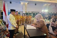 Wakil Bupati Tojo Una-Una saat menandatangani berita acara hasil kesepakatan bersama Musrenbang RKPD Provinsi Sulawesi Tengah Tahun 2027 , disaksikan langsung oleh Gubernur Anwar Hafid, Senin (27/4)