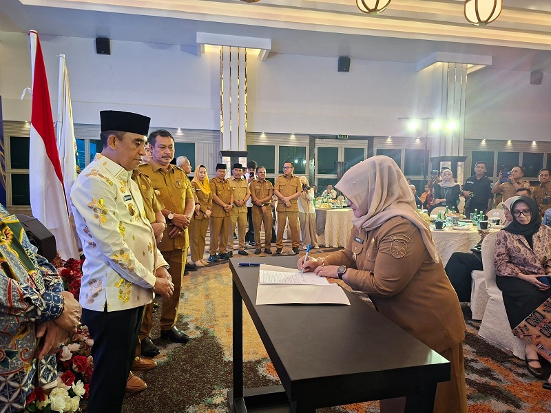 Wakil Bupati Tojo Una-Una saat menandatangani berita acara hasil kesepakatan bersama Musrenbang RKPD Provinsi Sulawesi Tengah Tahun 2027 , disaksikan langsung oleh Gubernur Anwar Hafid, Senin (27/4)
