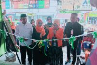 Direktur Hj.Hadra Binangkari didampingi Asisten II Setda Tojo Una-Una, Mohammad Asrar M. ALi saat melakukan penguntingan pita pada peresmian kantor cabang Madani Mitra Fillah Tojo Una-Una, Sabtu (18/4/2026).