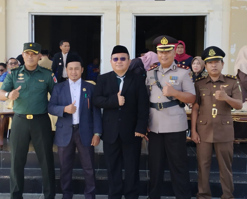  Sekda Banggai Kepulauan, Muh. Aris Susanto, S.E., M.E., memimpin upacara peringatan Hari Otonomi Daerah (Otda) ke-30 tahun 2026 di halaman Kantor Bupati Banggai Kepulauan, Senin (27/4/2026).