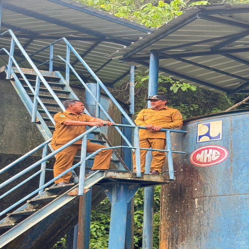 Bupati Ilham Lawidu didampingi Kadis PUPR Tojo Una-Una, Asfan Supu, meninjau kondisi Sistem Penyediaan Air Minum (SPAM) di Desa Urundaka, Kecamatan Ampana Tete,Senin (18/5/2026), guna memastikan pelayanan air bersih bagi masyarakat berjalan optimal.