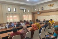 Sekda Tojo Una-Una, Alfian Matajeng , memimpin rapat koordinasi pembayaran 14 item pajak daerah melalui aplikasi digital bersama perwakilan Bank Sulteng Pusat dan jajaran perangkat daerah di ruang rapat Kantor Bupati Tojo Una-Una, beberapa waktu lalu.
