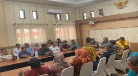 Sekda Tojo Una-Una, Alfian Matajeng , memimpin rapat koordinasi pembayaran 14 item pajak daerah melalui aplikasi digital bersama perwakilan Bank Sulteng Pusat dan jajaran perangkat daerah di ruang rapat Kantor Bupati Tojo Una-Una, beberapa waktu lalu.