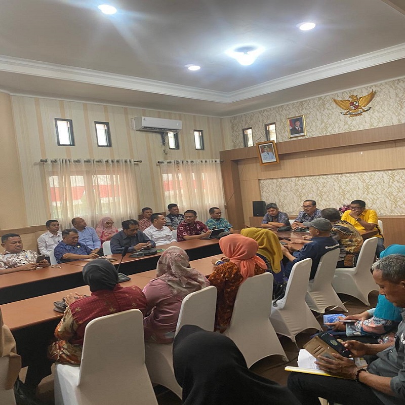 Sekda Tojo Una-Una, Alfian Matajeng , memimpin rapat koordinasi pembayaran 14 item pajak daerah melalui aplikasi digital bersama perwakilan Bank Sulteng Pusat dan jajaran perangkat daerah di ruang rapat Kantor Bupati Tojo Una-Una, beberapa waktu lalu.