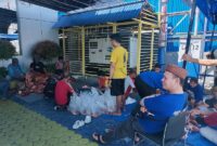 Pemimpin Bank Sulteng Cabang Ampana, Fikri Adam, S Sos, M.M., saat duduk menyaksikan pembagian daging kurban untuk dibagikan untuk warga dihalaman kantor setempat , Kamis (28/5/2026)
