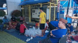 Pemimpin Bank Sulteng Cabang Ampana, Fikri Adam, S Sos, M.M., saat duduk menyaksikan pembagian daging kurban untuk dibagikan untuk warga dihalaman kantor setempat , Kamis (28/5/2026)