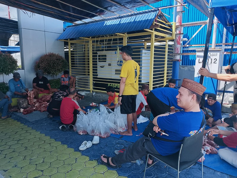 Pemimpin Bank Sulteng Cabang Ampana, Fikri Adam, S Sos, M.M., saat duduk menyaksikan pembagian daging kurban untuk dibagikan untuk warga dihalaman kantor setempat , Kamis (28/5/2026)