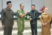 Bupati Tojo Una-Una Ilham Lawidu didampingi Wakil Bupati Hj. Surya Lapasiri dan Wakil Ketua DPRD Jafar M. Amin saling tukar Cendramata dengan Danrem 132/ Tadulako Brigjen TNI Suntara Wisnu usai  kunjungan kerja di Tojo Una-Una, Selasa (5/5/2026)