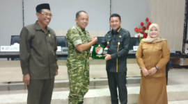 Bupati Tojo Una-Una Ilham Lawidu didampingi Wakil Bupati Hj. Surya Lapasiri dan Wakil Ketua DPRD Jafar M. Amin saling tukar Cendramata dengan Danrem 132/ Tadulako Brigjen TNI Suntara Wisnu usai  kunjungan kerja di Tojo Una-Una, Selasa (5/5/2026)