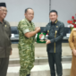 Bupati Tojo Una-Una Ilham Lawidu didampingi Wakil Bupati Hj. Surya Lapasiri dan Wakil Ketua DPRD Jafar M. Amin saling tukar Cendramata dengan Danrem 132/ Tadulako Brigjen TNI Suntara Wisnu usai  kunjungan kerja di Tojo Una-Una, Selasa (5/5/2026)