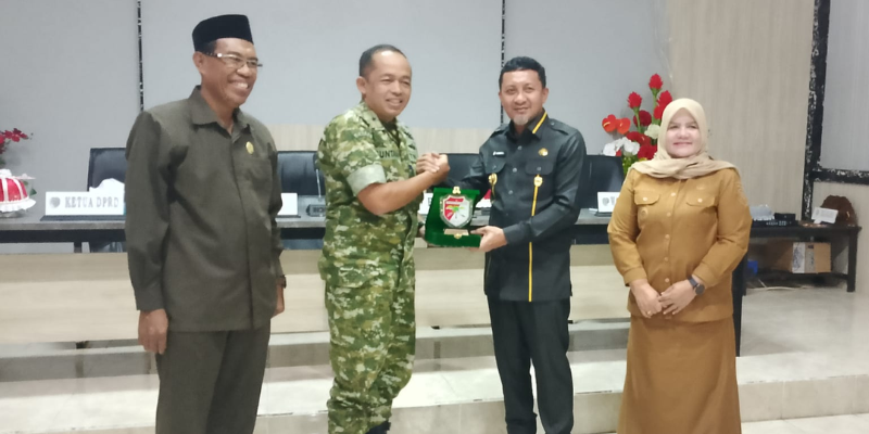 Bupati Tojo Una-Una Ilham Lawidu didampingi Wakil Bupati Hj. Surya Lapasiri dan Wakil Ketua DPRD Jafar M. Amin saling tukar Cendramata dengan Danrem 132/ Tadulako Brigjen TNI Suntara Wisnu usai  kunjungan kerja di Tojo Una-Una, Selasa (5/5/2026)