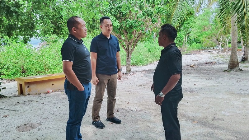 Danrem 132/Tadulako Brigjen TNI Suntara Wisnu dan rombongan didamping Dandim 1307/Poso Letkol Arm Edi Yulian Budiargo, dan Camat Ampana Tete, Wahid Rimpu menijau lokasi destinasi wisata Pasir Putih Desa Tete B, Kecamatan Ampana Tete, Jumat , (8/5/2026)