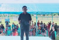 Camat Ampana Tete, Wahid Rimpu, saat memimpin persiapan pelaksanaan sunatan massal di lapangan Desa Uebone, Sabtu (23/5/2026).