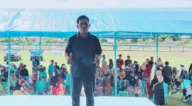 Camat Ampana Tete, Wahid Rimpu, saat memimpin persiapan pelaksanaan sunatan massal di lapangan Desa Uebone, Sabtu (23/5/2026).