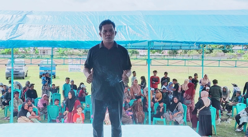 Camat Ampana Tete, Wahid Rimpu, saat memimpin persiapan pelaksanaan sunatan massal di lapangan Desa Uebone, Sabtu (23/5/2026).