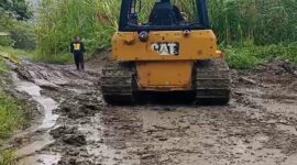 Alat berat milik Dinas PUPR Kabupaten Tojo Una-Una saat melakukan pekerjaan pemeliharaan ruas jalan Dataran Bulan–Uematopa yang menghubungkan Kecamatan Ampana Tete dan Ulubongka, Selasa (19/5/2026).
