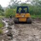 Alat berat milik Dinas PUPR Kabupaten Tojo Una-Una saat melakukan pekerjaan pemeliharaan ruas jalan Dataran Bulan–Uematopa yang menghubungkan Kecamatan Ampana Tete dan Ulubongka, Selasa (19/5/2026).
