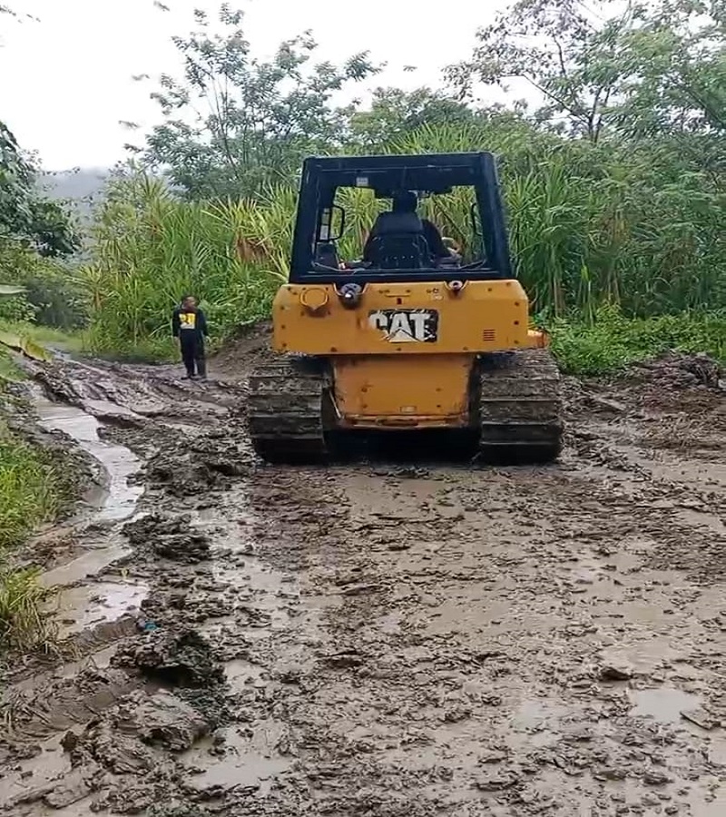 Alat berat milik Dinas PUPR Kabupaten Tojo Una-Una saat melakukan pekerjaan pemeliharaan ruas jalan Dataran Bulan–Uematopa yang menghubungkan Kecamatan Ampana Tete dan Ulubongka, Selasa (19/5/2026).
